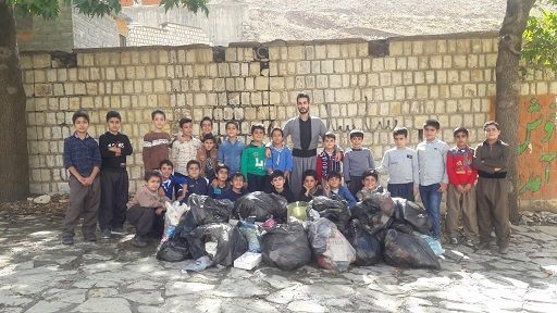 6-پاکسازی مدرسه شهید مطهری از زباله در شهر پاوه انجام گرفت